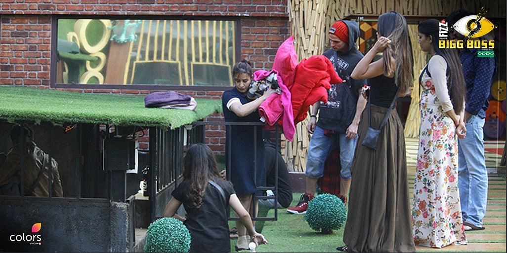 Bigg Boss 11 contestants decide to spend the day at the pool. But soon this pool party turned into a sleaze fest.