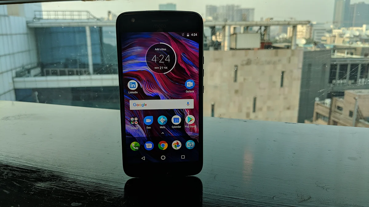 The 5.2-inch Full-HD display gets an LTPS panel. 