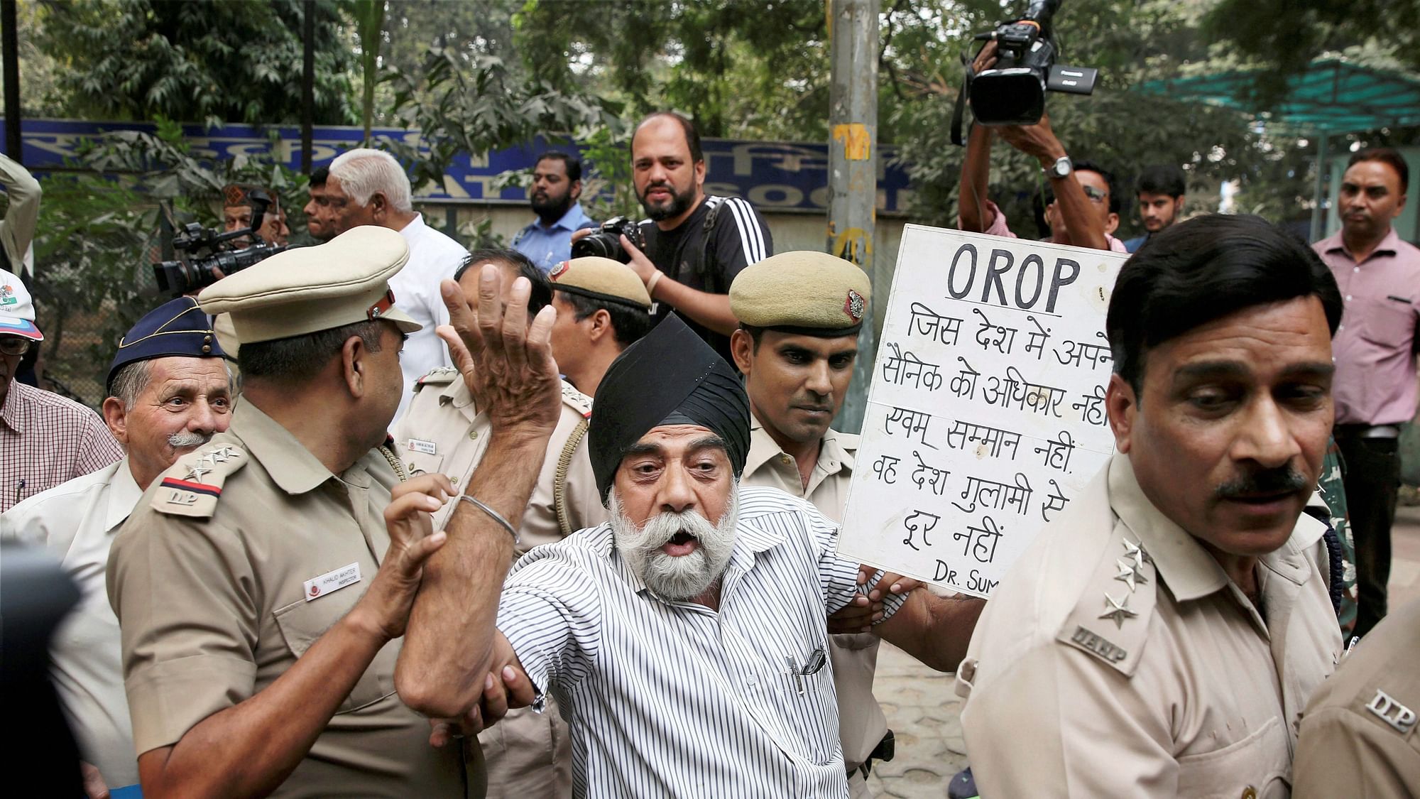  Police evicting ex-servicemen from Jantar Mantar following an NGT order banning protests and dharnas around the historic monument, in New Delhi on Monday, 30 October.&nbsp;