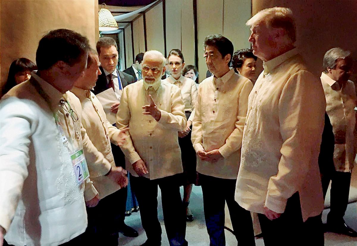 This picture from the ASEAN Summit dinner in Manila has triggered Twitterati’s imagination again. 