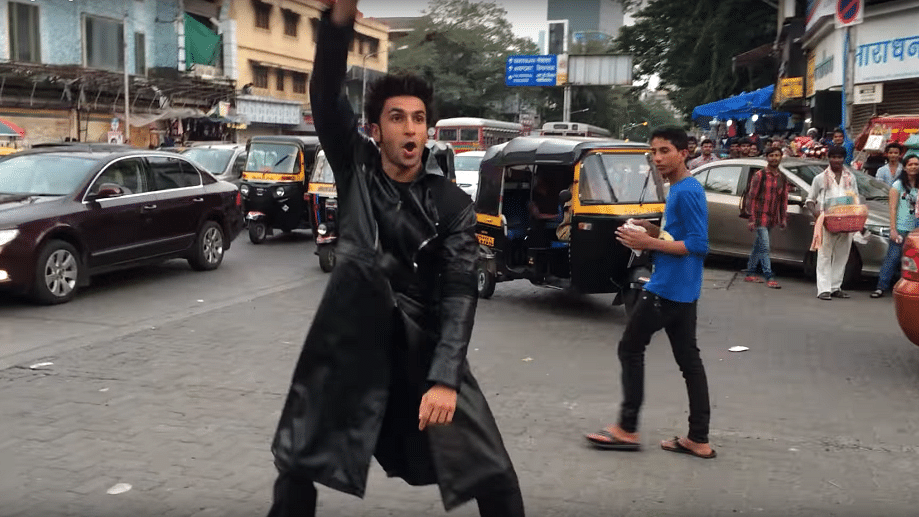 Ranveer Singh dancing to <i>Main Aisa Kyon Hoon... </i>on the streets on Mumbai.