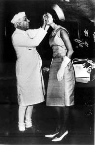 The tweet includes photos of Nehru kissing his sister, and says, “seems Hardik  has more of Nehru’s DNA.”