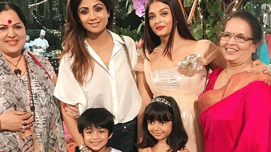 Shilpa Shetty and Aishwarya Rai Bachchan with their kids and mothers.&nbsp;