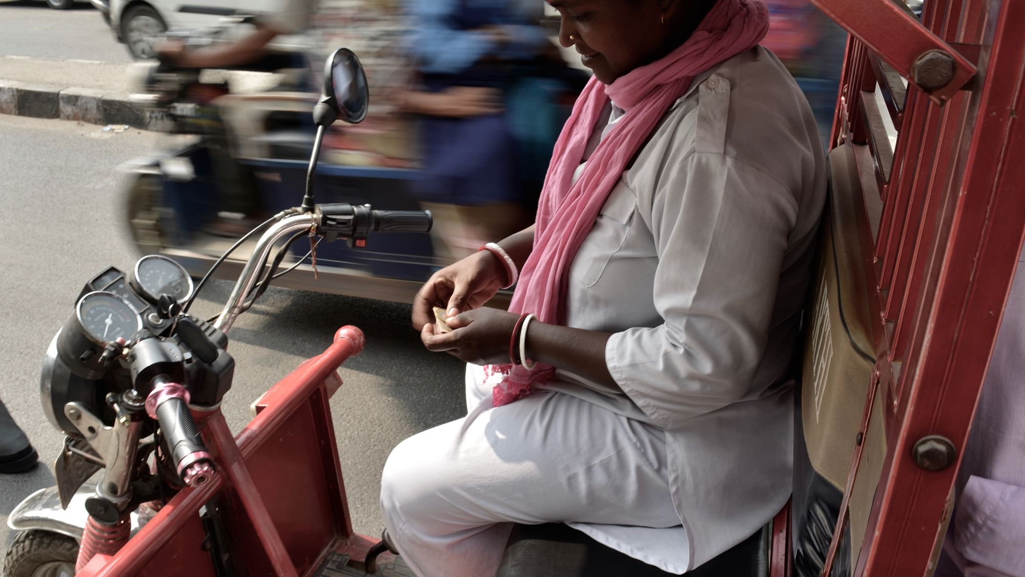 Woman gets 1 Euro coin from rickshaw driver instead of Rs 5, netizens call  it 'vishwaguru behaviour' - BusinessToday