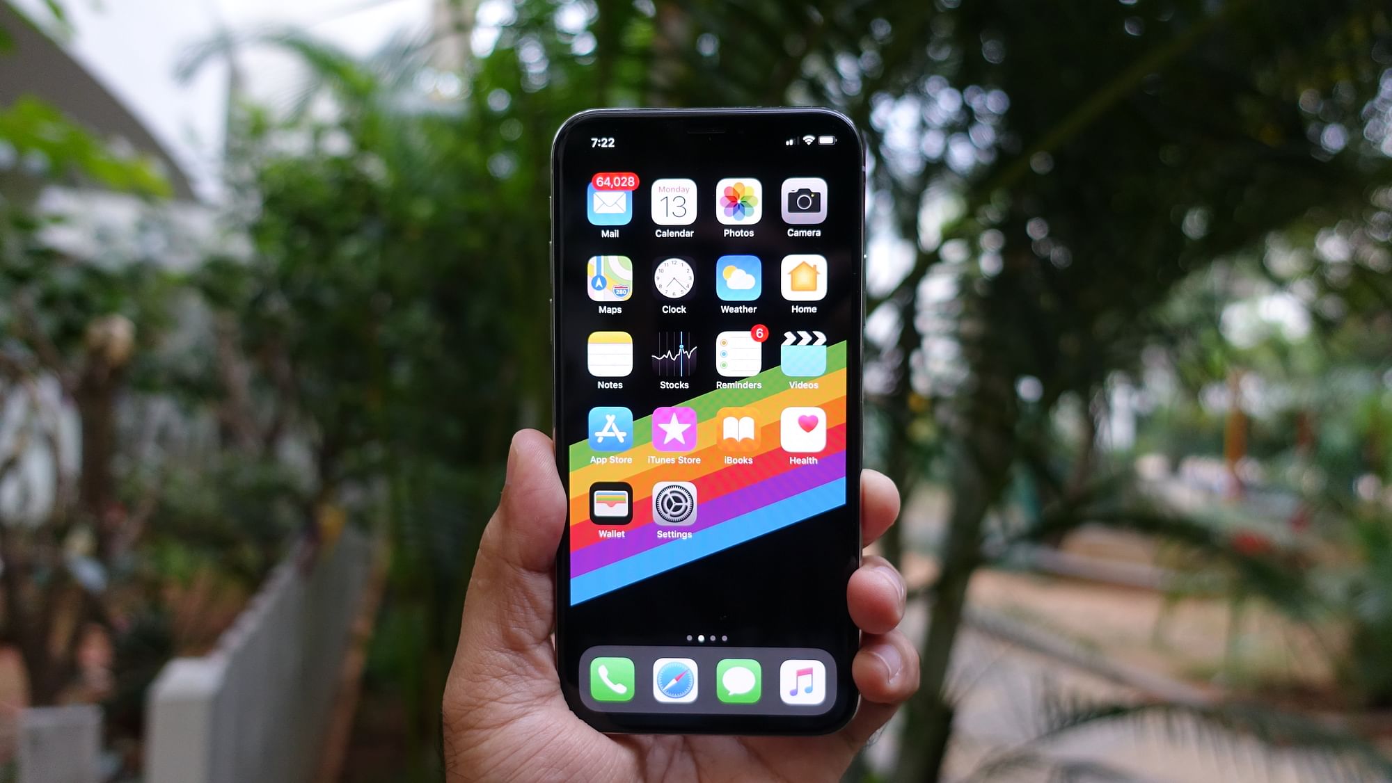 &nbsp; iPhone X comes with a 5.8-inch OLED screen.
