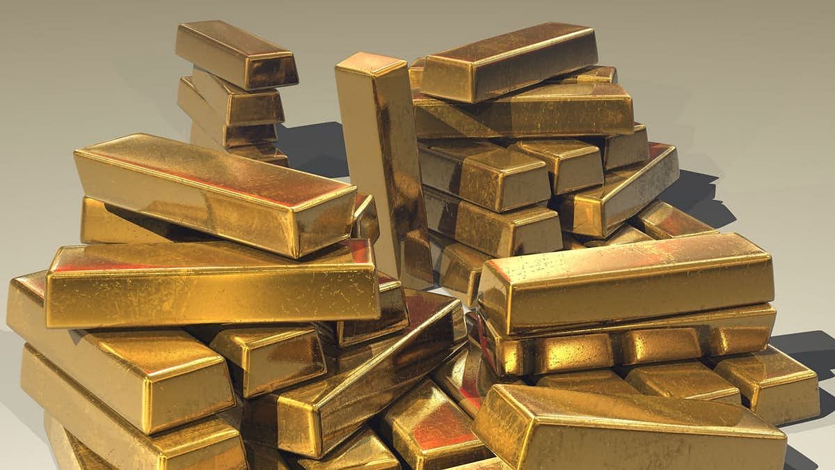 Gold smuggler held at Mumbai International Airport; Kangana Ranaut’s director sent for rehab.