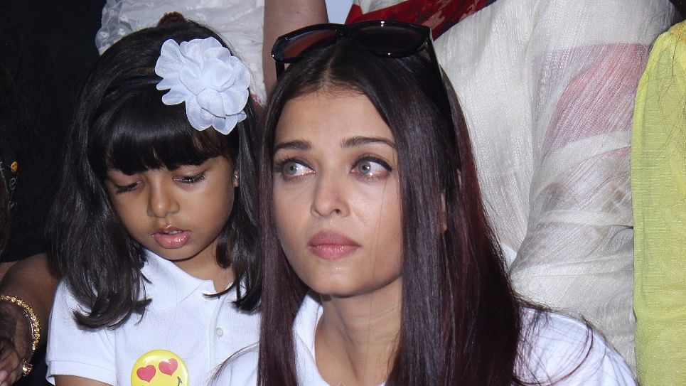 Aishwarya Rai Bachchan in tears as Aaradhya tries to cheer her up.