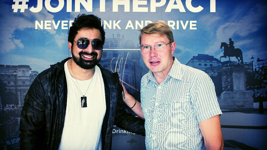 Rannvijay Singh (L) poses for a picture with Mika Hakkinen.
