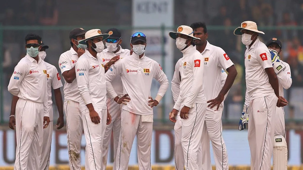 Sri Lankan cricketers were forced to wear masks while fielding.<i></i>