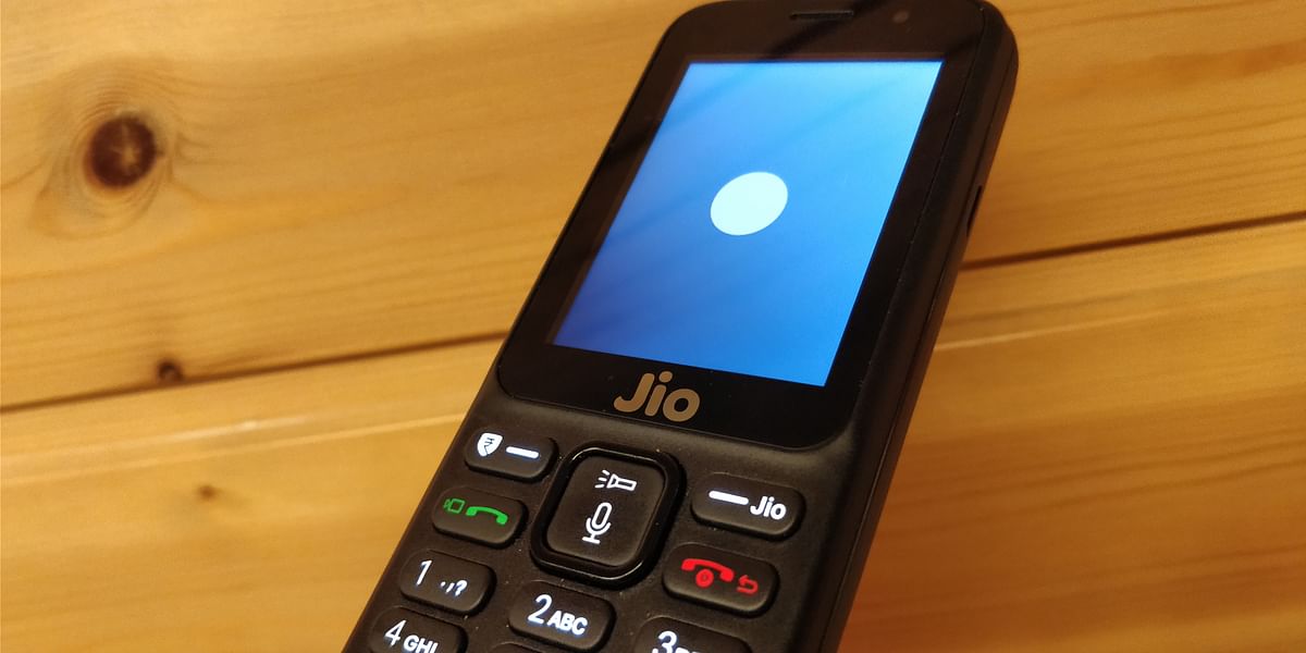We compare the latest Nokia 8110 4G feature phone with the Reliance JioPhone. 