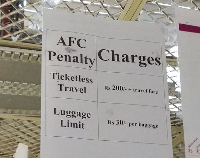 The notice does not mention any specifications regarding the charges for the different luggage sizes. 