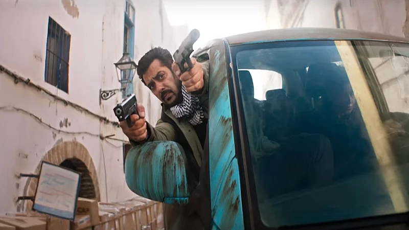 <p>Salman Khan brandishing his rescue skills in <i>Tiger Zinda Hai.</i></p>