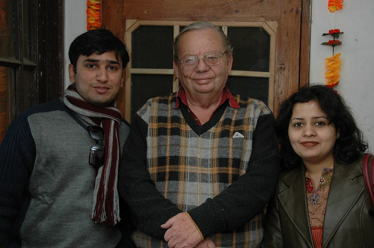 <p>Bond with a couple of his fans in Ivy Cottage.</p>