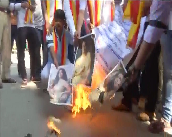 A pro Kannada group protest Sunny’s Leone’s New Year’s Eve performance in Bengaluru by burning the actor’s posters.