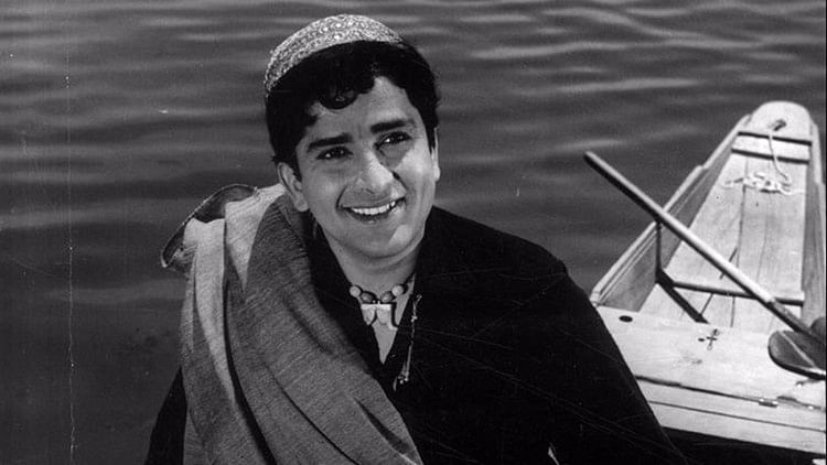 Shashi Kapoor passes away at 79.