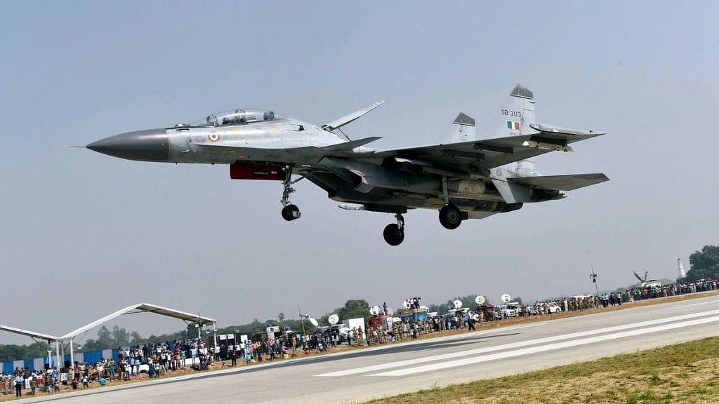  A Sukhoi-30 MKI aircraft touches down on Lucknow-Agra Expressway during the drill near Unnao, Uttar Pradesh, in September 2017.