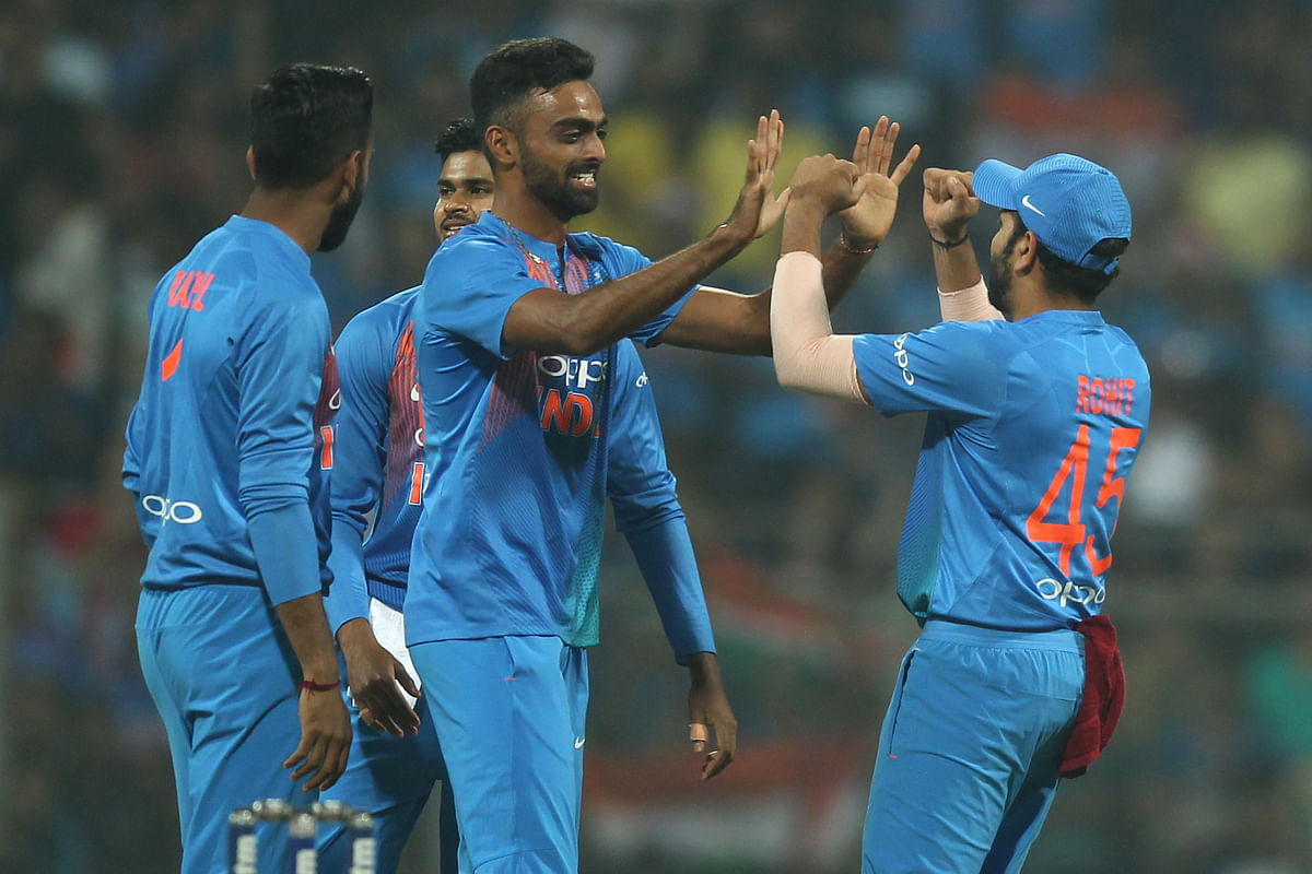 India beat Sri Lanka by 5 wickets in the third T20 to win the series 3-0.