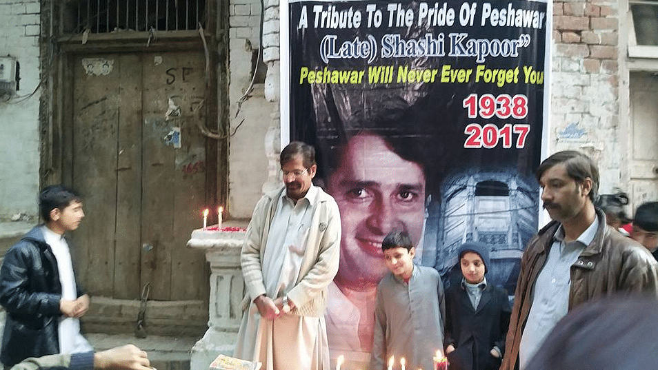 Residents of Peshawar pay tribute to Shashi Kapoor.