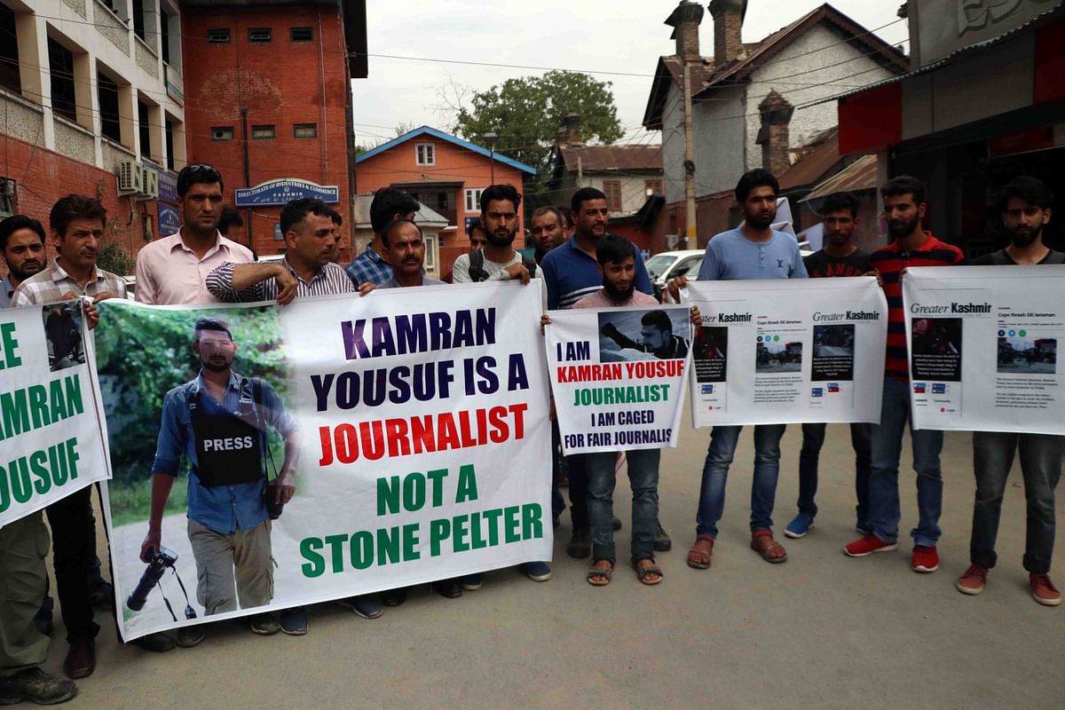 <p>Protest at Srinagar’s press colony soon after Kamran’s arrest. </p>