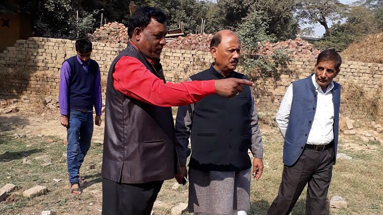 <p>BJP UP state vice president Rakesh Trivedi, along with fellow workers. </p>