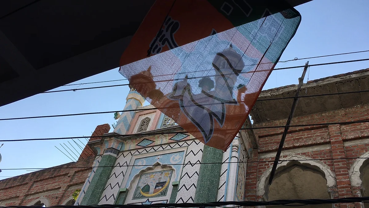 Jama Masjid stands right opposite a Hindu’s house.
