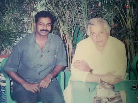 Actor Shashi Kapoor with the manager of Fairlawn Hotel, Rabindra Nath Pal.