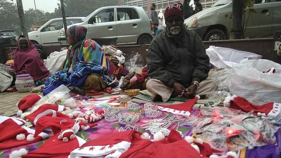 A homeless man hawks Christmas-themed goods on the sidewalk at Nehru Place, Delhi (<b>Photo: </b>Sunil Kumar Aledia)