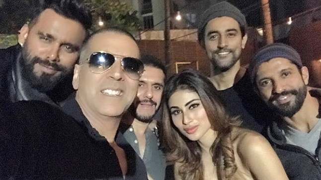 <p>Akshay Kumar, Mouni Roy, Farhan Akhtar, Ritesh Sidhwani & Kunal Kapoor at the <i>Gold </i>wrap-up party.</p>
