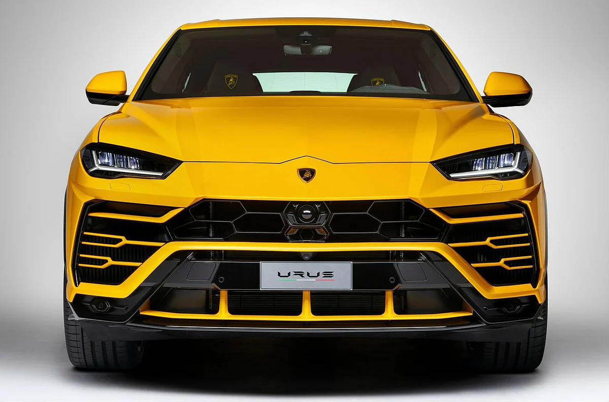 The broad front grille adds to the bulging presence of the Urus. 