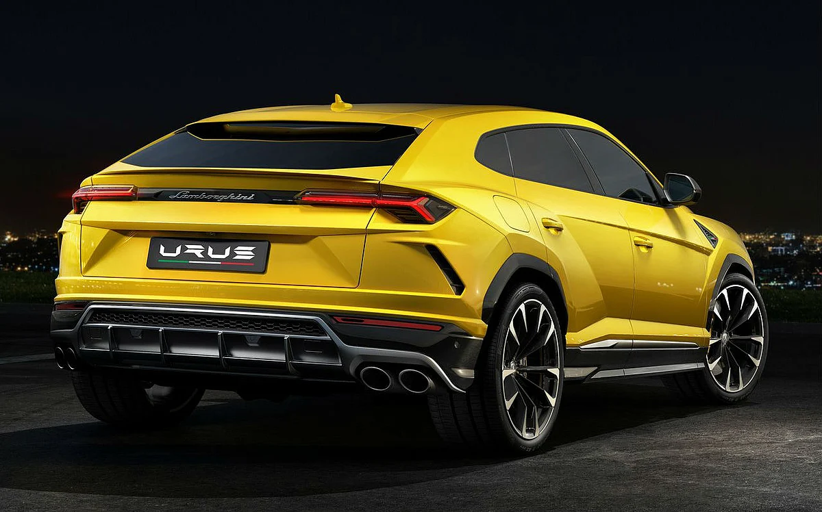 The falling roofline of the Urus, interacts with the middle end, cornering around the tail lamp. 
