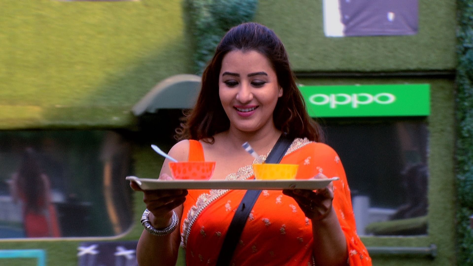 Shilpa Shinde prepares food for Vikas.