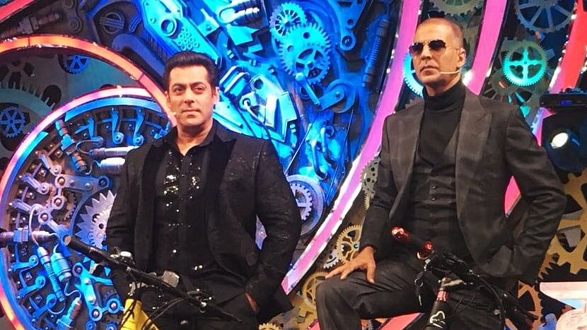 Salman Khan and Akshay Kumar on <i>Bigg Boss 11</i>.&nbsp;