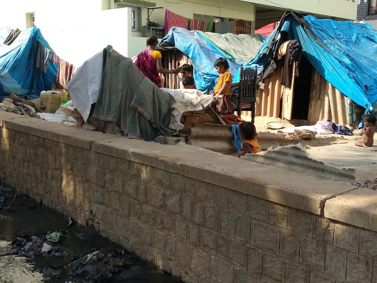 Several makeshift settlements are present beside the open drain at <span style="background-color: rgb(255, 255, 255); white-space: pre-wrap;">Doddabommasandra in Bengaluru.</span>