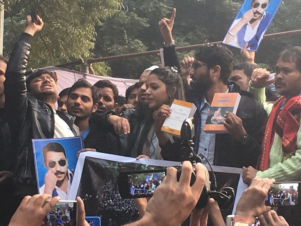 Jignesh Mevani to choose between Manusmriti and Indian Constitution.