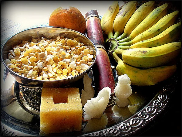 A gifting tray complete with sugar figurines, <i>ellu-bella</i> mixture, fruits and sugarcane. 