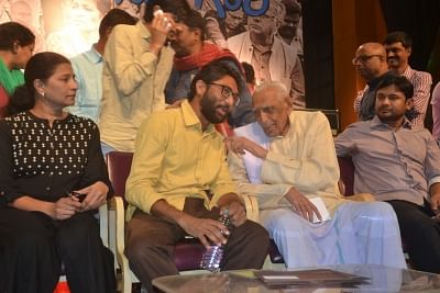 Bengaluru: Freedom Fighter HS Doreswamy with film-maker Kavitha Lankesh, Gujarat MLA Jignesh Mevani and former JNU students