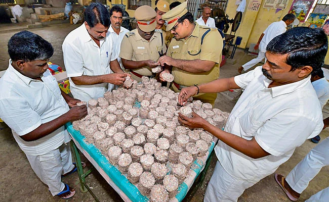 TN Jail Prisoners Are Turning Demonetised Notes Into Stationary