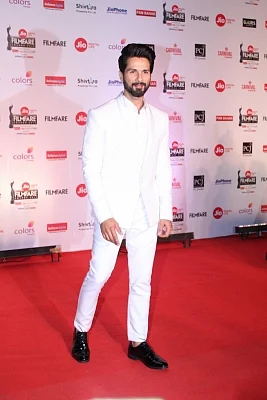 Mumbai: Actor Shahid Kapoor at the red carpet of "63rd Jio Filmfare Awards" in Mumbai on Jan 20, 2018.(Photo: IANS)