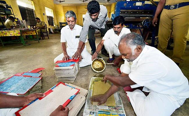 TN Jail Prisoners Are Turning Demonetised Notes Into Stationary
