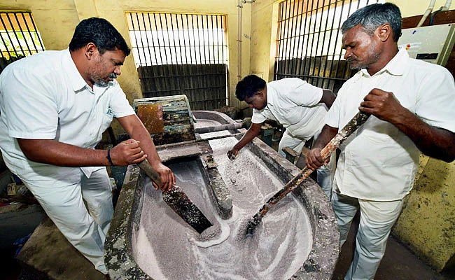 TN Jail Prisoners Are Turning Demonetised Notes Into Stationary
