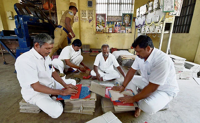 TN Jail Prisoners Are Turning Demonetised Notes Into Stationary