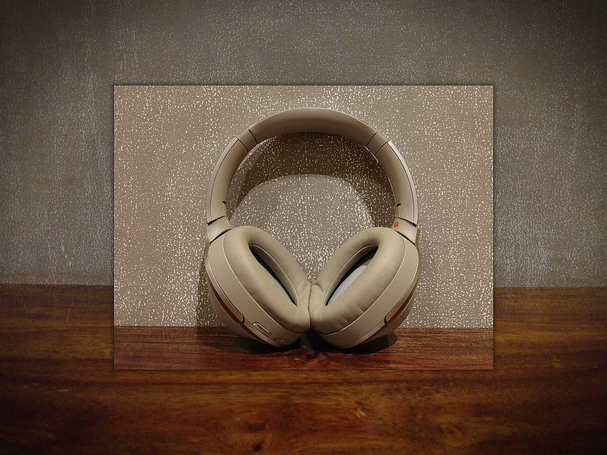 The headphone charges via USB 2.0