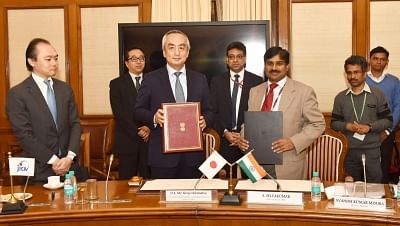 New Delhi: Deptt. of Economic Affairs Joint Secretary Ministry of Finance S. Selvakumar and Japanese Ambassador to India Kenji Hiramatsu at the signing ceremony for Exchange of Notes for the JICA ODA loan FY-2017 package between India and Japan, in New Delhi on Jan 24, 2018. (Photo: IANS/PIB)