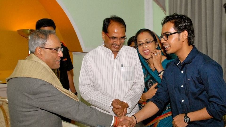 Kartikey (extreme right) meets former President Pranab Mukherjee (extreme left) in the presence of his father, Shivraj Singh Chouhan (center).