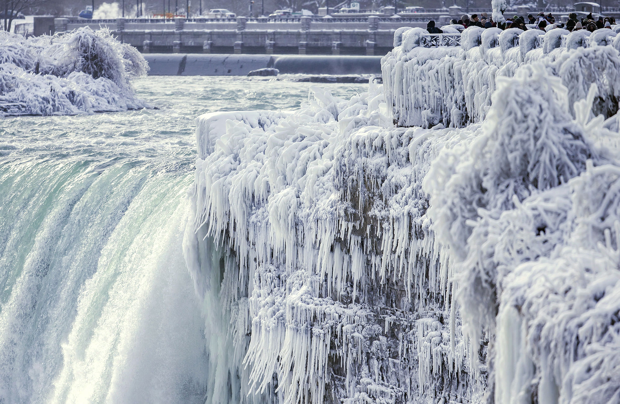 Watch At -20ºC, the Partly Frozen Niagara Falls Is Mesmerising photo