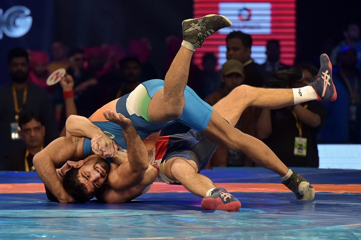 Sandeep Tomar of Delhi Sultans (in blue) won the first bout of the evening against Yatsenko Andrey of Mumbai Maharathi.