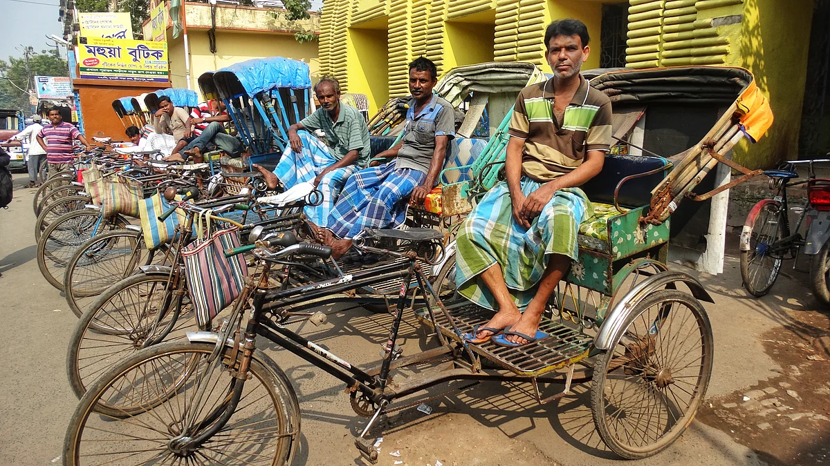 I get down at the station and quickly hitch myself a ride on the local rickshaws.