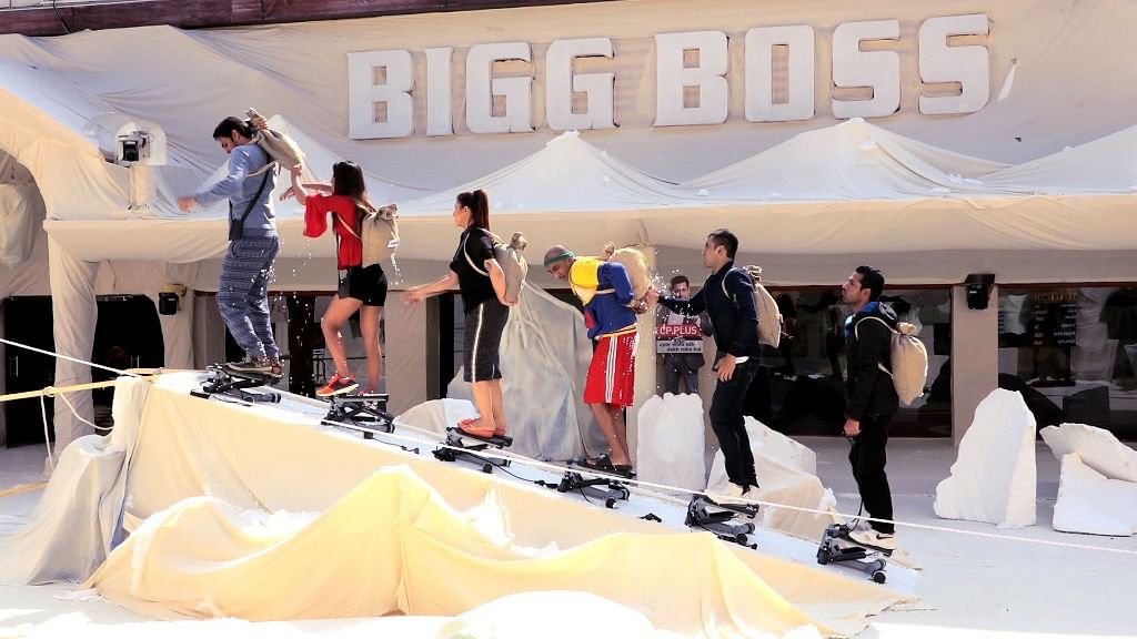 Housemates fight it out in the Mount BB task.