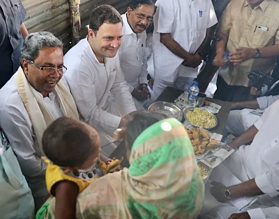 Bengaluru: Congress President Rahul Gandhi enjoys pakodas with Karnataka Chief Minister Siddaramaiah and other party leaders during the third day of