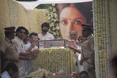 Mumbai: Producer Boney Kapoor and actors Anil Kapoor, Arjun Kapoor, Sanjay Kapoor and Mohit Marwah accompany the body of late actress Sridevi to the Vile Parle Seva Samaj Crematorium and Hindu Cemetery for cremation in Mumbai on Feb 28, 2018. (Photo: IANS)